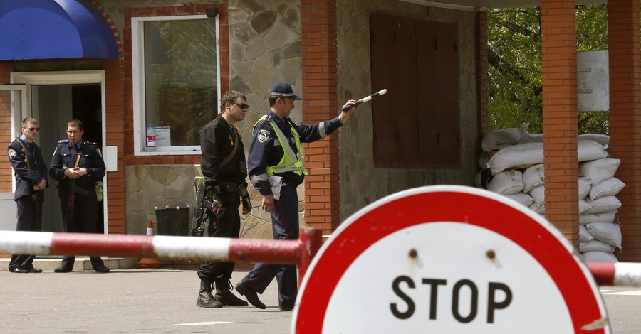 Луганские ГАИшники работают вместе с вооруженными активистами