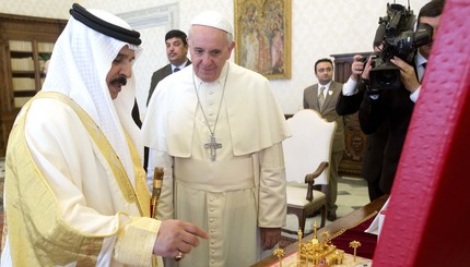 Папа Римский принял в Ватикане короля Бахрейна.