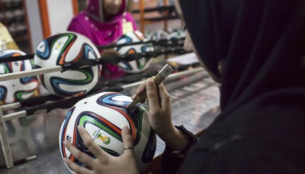 Мячи для Чемпионата мира по футболу делают в Пакистане