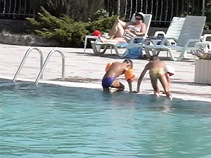 Пока мама искала сына по всему пансионату, ребенок захлебнулся в бассейне