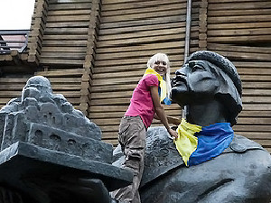 Столичные памятники принарядились в желто-синее