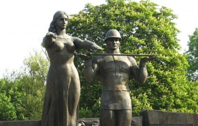На Львовщине неизвестные ночью разрисовали монумент воинам-освободителям