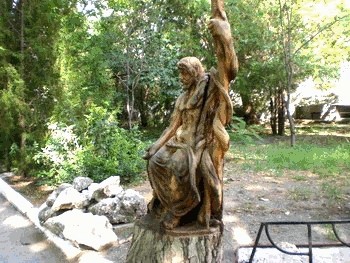 Симферополец ваяет из дерева скульптуру Сальвадора Дали