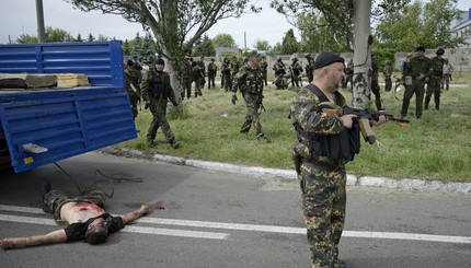 Сепаратисты таскают по улицам Донецка труп.