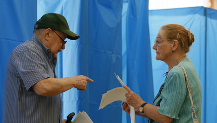 Пожилые люди на избирательных участках