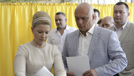 Юлия Тимошенко на выборах  - с новой прической и старым мужем