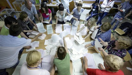 В Украине начали считать голоса избирателей