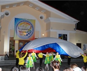 В Гурзуфе танцуют и поют дети из пяти стран мира