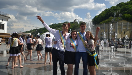 Последний звонок в Киеве: выпускники бесились в фонтанах