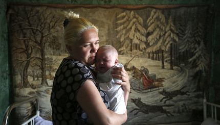 Матери спасают своих младенцев от пуль в Славянске