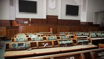 В зале заседаний КГГА испорчено каждое десятое рабочее место депутатов