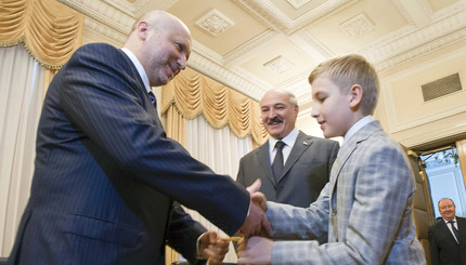 Лукашенко с сыном Колей посетили Турчинова