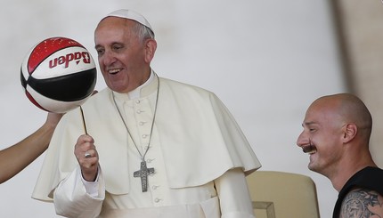 Папа Римский с мячиком