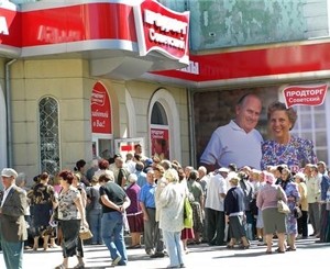 В первый день открытия социального магазина возле него образовалась настоящая советская очередь
