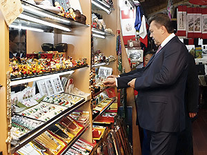 Из Китая Янукович вернулся с быком и брокерским жилетом