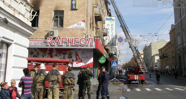 Сотня пожарных не смогла спасти здание на Сумской