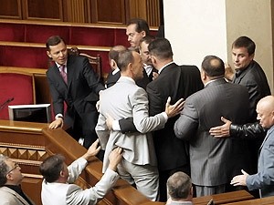 БЮТовцы заблокировали парламентскую трибуну