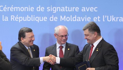 Обязательное рукопожатие и обмен взаимными поздравлениями. Украина стала ассоциированным членом ЕС.