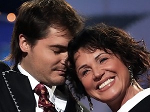 Надежду Бабкину хочет разорить молодой любовник?