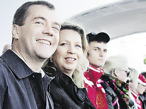 На день рождения Медведев любит получать аудиодиски, а Янукович - иконы