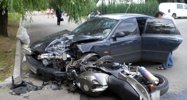 В Одессе мотоциклист разбился сам и покорежил две шикарные машины 
