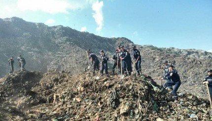 Опубликованы фото оползня на свалке под Львовом