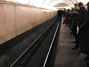 На станции метро «Крещатик» на рельсы упал человек