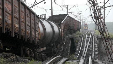 Под Донецком взорвали мост вместе с поездом - вагоны свалились на дорогу