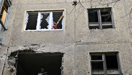 Жители Донецка приводят в порядок свои жилища после обстрела города