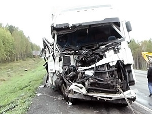 Под Донецком друг в друга врезались гигантские грузовики Scania и Volvo