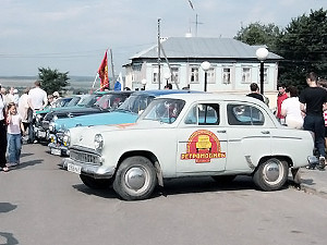 Янукович и Медведев присоединились к автопробегу на белой и рыжей «Победах»