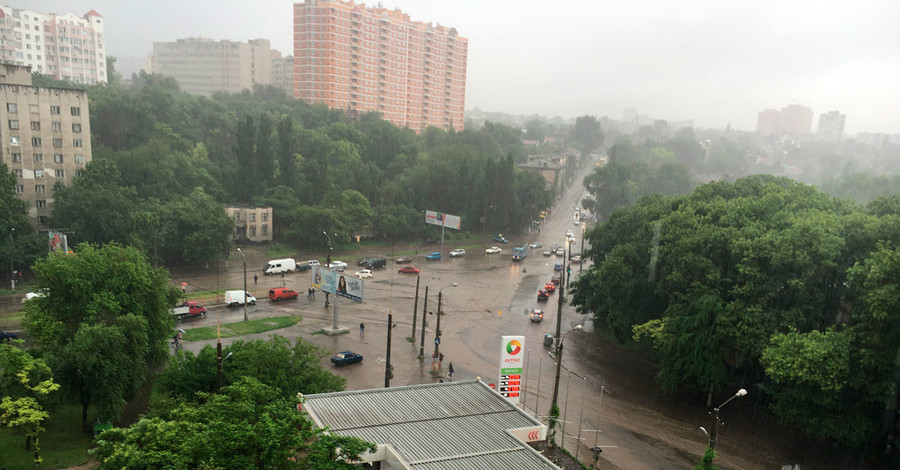 На Одессу обрушилась сильная гроза
