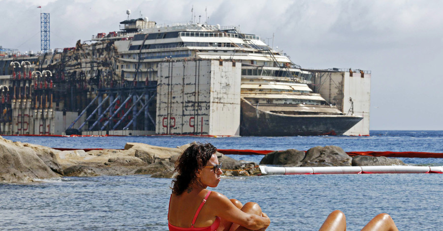 В Италии началась букcировка круизного лайнера Costa Concordia