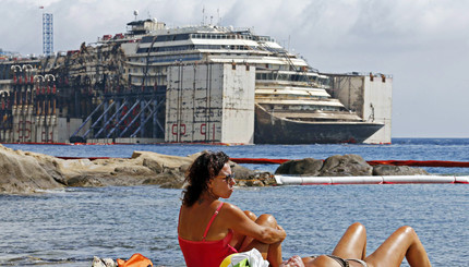 В Италии началась букcировка круизного лайнера Costa Concordia
