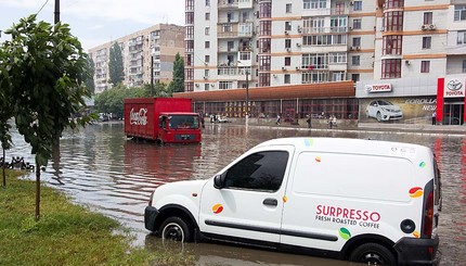 После ливня в Одессе плавают машины и провалились дороги
