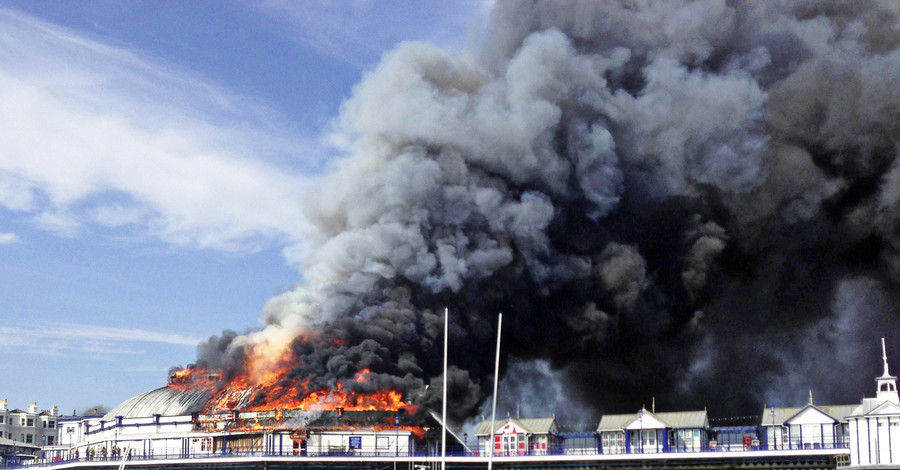 В приморском английском городке Истборн полностью сгорел деревянный исторический павильон
