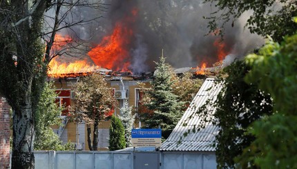 Из-за попадания снаряда во время обстрела Донецка горело здание филиала ПАО Укртелеком 