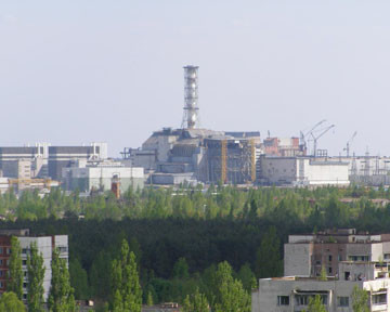 Сегодня над четвертым блоком Чернобыльской АЭС начали строить новый саркофаг 
