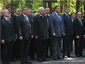 Новый президент Польши прилетел в Харьков, чтобы помянуть Катыньский расстрел