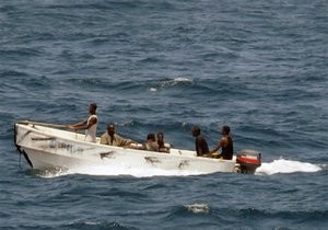 Сухогруз Lugela, захваченный пиратами, идет к берегам Сомали