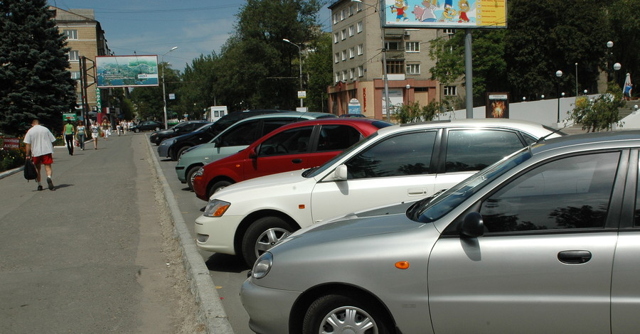 В центре Донецка ищут место для европейских паркингов