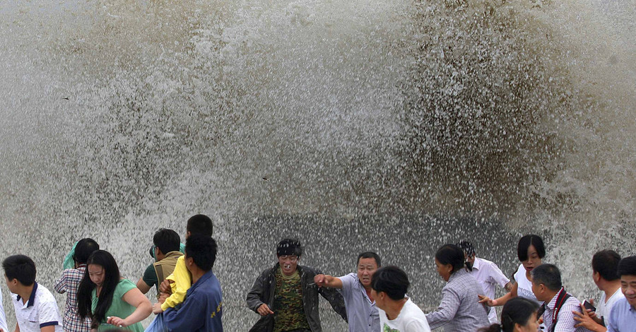 Гигантская волна сбила с ног сотни туристов в Китае