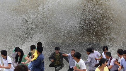 Гигантская волна сбила с ног сотни туристов в Китае