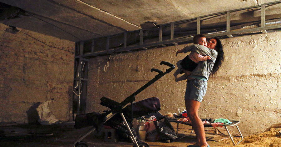 Жители Макеевки, Донецкой области, прятались в подвалах домов во время обстрела города