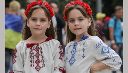 Киевский конкурс близнецов в вышиванках
