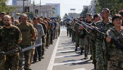 По главной улице Донецка под стволами автоматов провели пленных военнослужащих