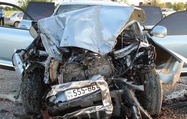 Ночью на трассе под Донецком микроавтобус «Mercedes» врезался в МАЗ: погибли шесть футбольных болельщиков