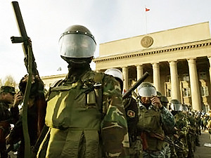 В Бишкеке на митинг против власти вышли спецназовцы из госслужбы