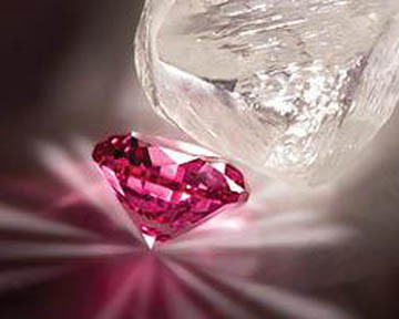 Sotheby's решил продать уникальный розовый бриллиант
