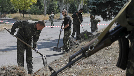 В Снежном украинских военных вывели к местными жителями.